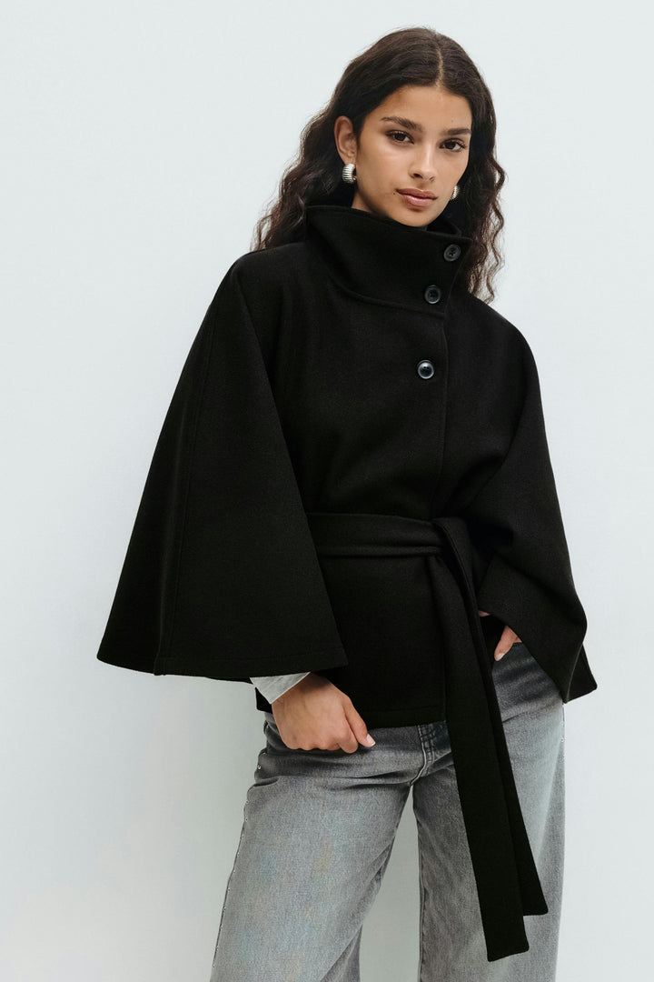 Capucine Cape Veste Noire Élégante Ceinturée Manches Amples Gina Tricot