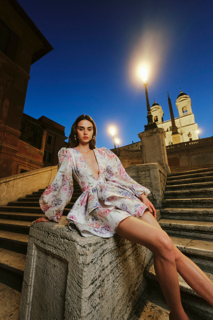 Kurzes Blumenkleid mit Puffärmeln und tiefem V-Ausschnitt für Damen